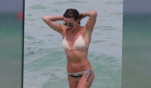 Katie Cassidy porte un adorable bikini en crochet à Miami