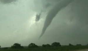 Impressionnante tornade dans une plaine du Texas