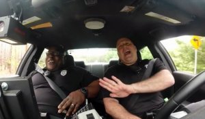2 policiers chantent dans leur voiture de patrouille en mode POP!!!!