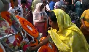 Bangladesh : deux ans après l'effondrement du Rana Plaza, les proches des victimes leur rendent hommage