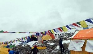 Vidéo de l'avalanche au mont Everest après le tremblement de terre au Népal - 25.04.2015