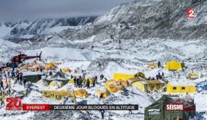 Everest : les évacuations d'alpinistes se poursuivent