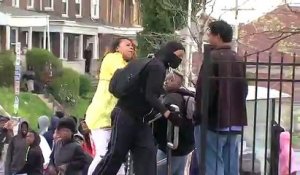Une mère corrige son fils émeutier à Baltimore