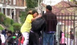 Un jeune se fait corriger par sa mère pendant les émeutes de Baltimore