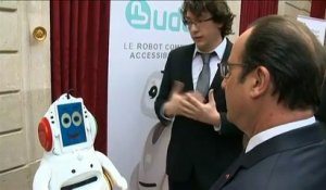 Un robot "impressionné" par François Hollande