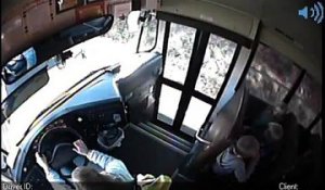 Un Conducteur Fou Manque de Tuer Trois Enfants à un Arrêt de Bus Scolaire