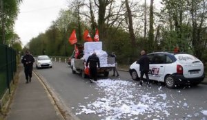 1er Mai à Saint-Omer : des salariés d'Arjowiggins déversent du papier sur la chaussée