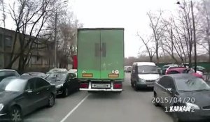 Un camion emporte une voiture en plein virage et la traîne derrière lui!