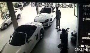 Un homme surpris en train de "violer" une Porsche