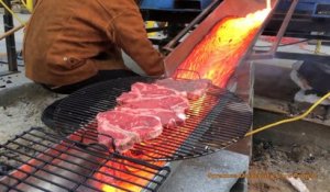 Faire cuire des steaks avec de la lave en fusion