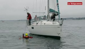 Perros-Guirec (22). Les plaisanciers s'exercent  à récupérer un homme à la mer