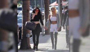 Kylie Jenner va chercher un yoghourt glacé avant le lancement de sa ligne pour Topshop