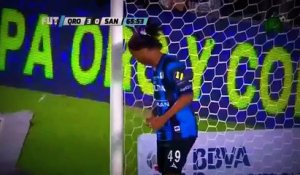 Ronaldinho chipe le ballon au gardien et marque un but finalement refusé