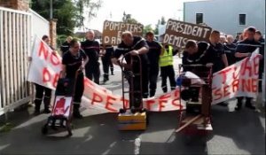 Lens: manifestation des pompiers communautaires devant la CALL