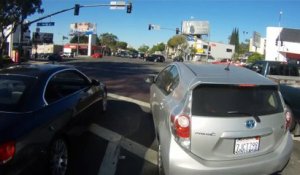 Motard contre chauffard qui téléphone au volant : road rage violent