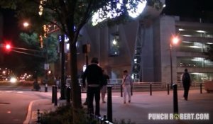 Un homme masqué fait peur aux passants en dansant comme michael Jackson