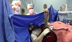 Un homme joue de la guitare pendant son opération du cerveau