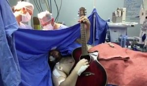 Jouer de la guitare pendant son opération du cerveau - Cover de The Beatles