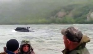 Une jeep roule dans un lac en russie... normal