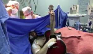 Opéré d’une tumeur, il joue de la guitare afin de faciliter la tâche des médecins