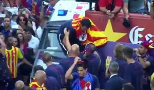 Xavi et Neymar s’embrouillent pendant la parade du FC Barcelone