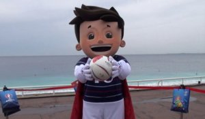 Super Victor, la mascotte de l'Euro 2016 à Nice avec Farid le gagnant de France Bleu Azur