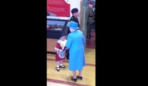 Une petite fille frappée par un soldat devant la reine mère
