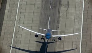 Un avion décolle presque à la verticale