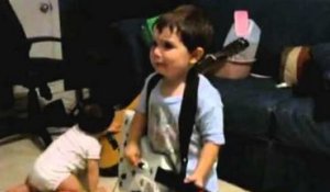 A 2 ans, un garçon reprend Bulls on Parade sur Guitar Hero