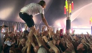 Un chanteur attrape une bière en faisant du crowdwalking