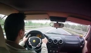 Une Ferrari F430 à haute vitesse évite de peu la catastrophe