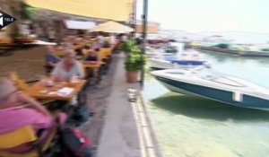 A Lesbos les touristes s'agacent de la présence de migrants