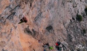 Il chute violemment en faisant de l'escalade