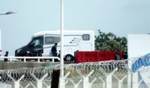 Les migrants prennent d'assaut les camions sur la  rocade de Calais