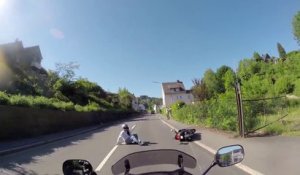 Un homme à moto prend en chasse un chauffard