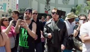Arnold Schwarzenegger se fait passer pour une statue de cire Terminator dans une caméra cachée