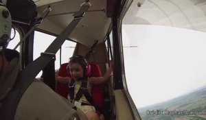 Cette petite fille a adoré son premier vol acrobatique