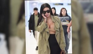 Kim Kardashian a un décolleté profond en arrivant à New York