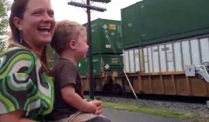 Un enfant, fan de train, réalise que son père était le conducteur du train qui passait