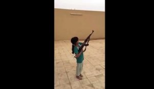 Une petite fille arabe tire avec un AK-47 et manque de tuer son père