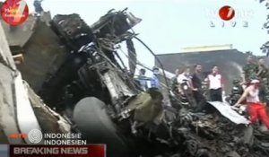 Le crash d'un avion sur l'île de Sumatra en Indonésie, en 42 secondes