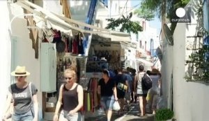 Les touristes à Mykonos, entre insouciance et précautions
