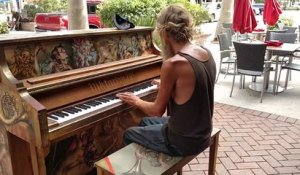 Un SDF joue du piano comme un virtuose
