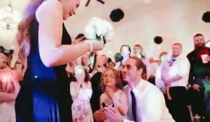 Cette mariée était sur le point de jeter son bouquet, mais quelque chose d'incroyable se produisit