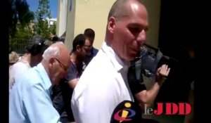 Grèce : Varoufakis est allé voter sans sa moto, mais avec son père