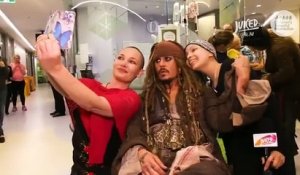 Johnny Depp déguisé en Jack Sparrow vient faire une belle surprise à des enfants malades