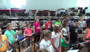 Les enfants de Preuschdorf chantent en alsacien