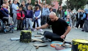 Il fait de la musique techno avec des objets en ferraille dans une rue de Rome