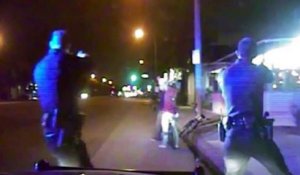 Des policiers américains tirent sur un homme non armé - bavure policière