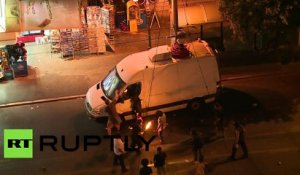 Athènes : des manifestants incendient le car régie d'un chaponne de télévision
